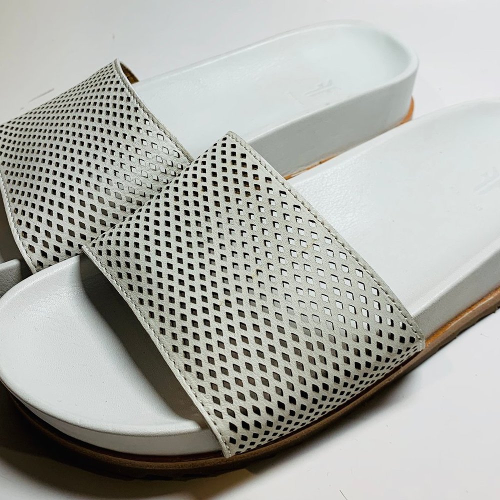 Frye Women’s Lily White Perf Slide Size: 6